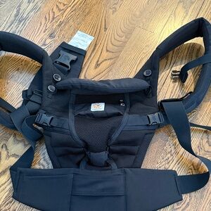 Ergobaby adapt cool air carrier with newborn insert